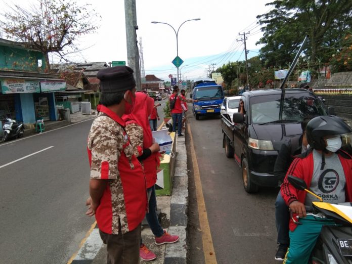 GML Dewan Pimpinan Daerah (DPD) Kabupaten Tanggamus bagikan masker di jalan Ir. H. Juanda