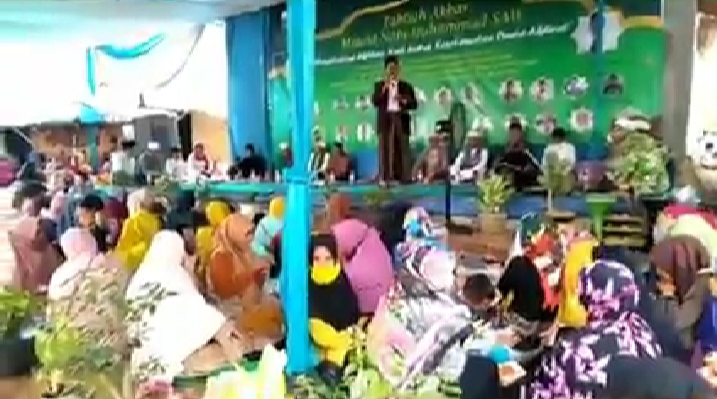 Viral Video Acara Maulid Nabi Diduga Menjadi Ajang Kampanye Helmi Yahya ( Cakades ) Desa Tanjung Baru