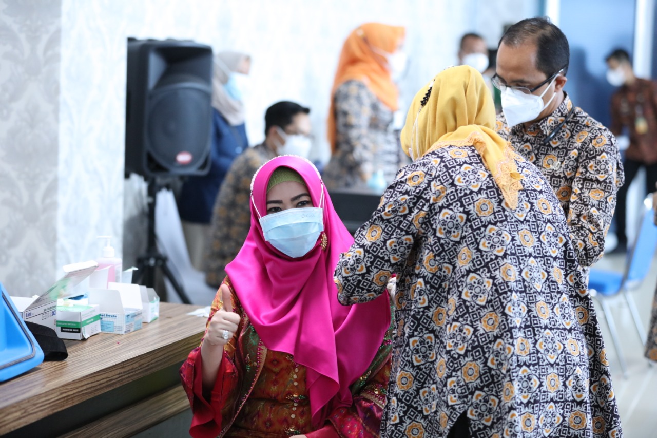 Bupati Tanggamus Menerima Vaksinasi Perdana di Lampung