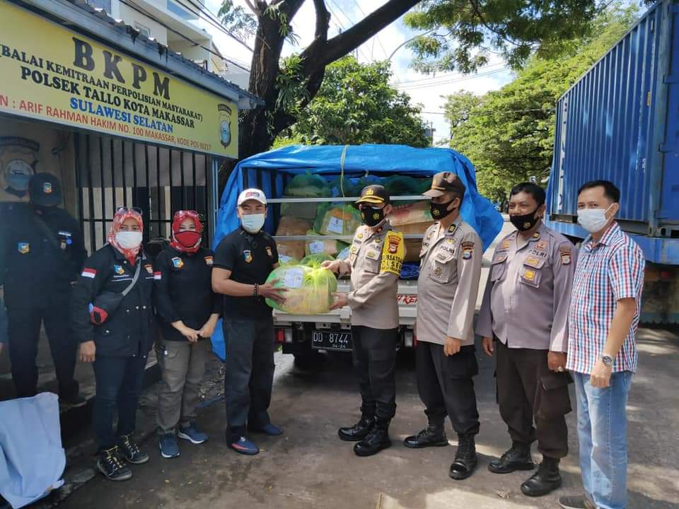 Kapolsek Tallo Serahkan Bantuan Secara Simbolis ke Ketua FKPM Untuk Korban Gempa Sulbar
