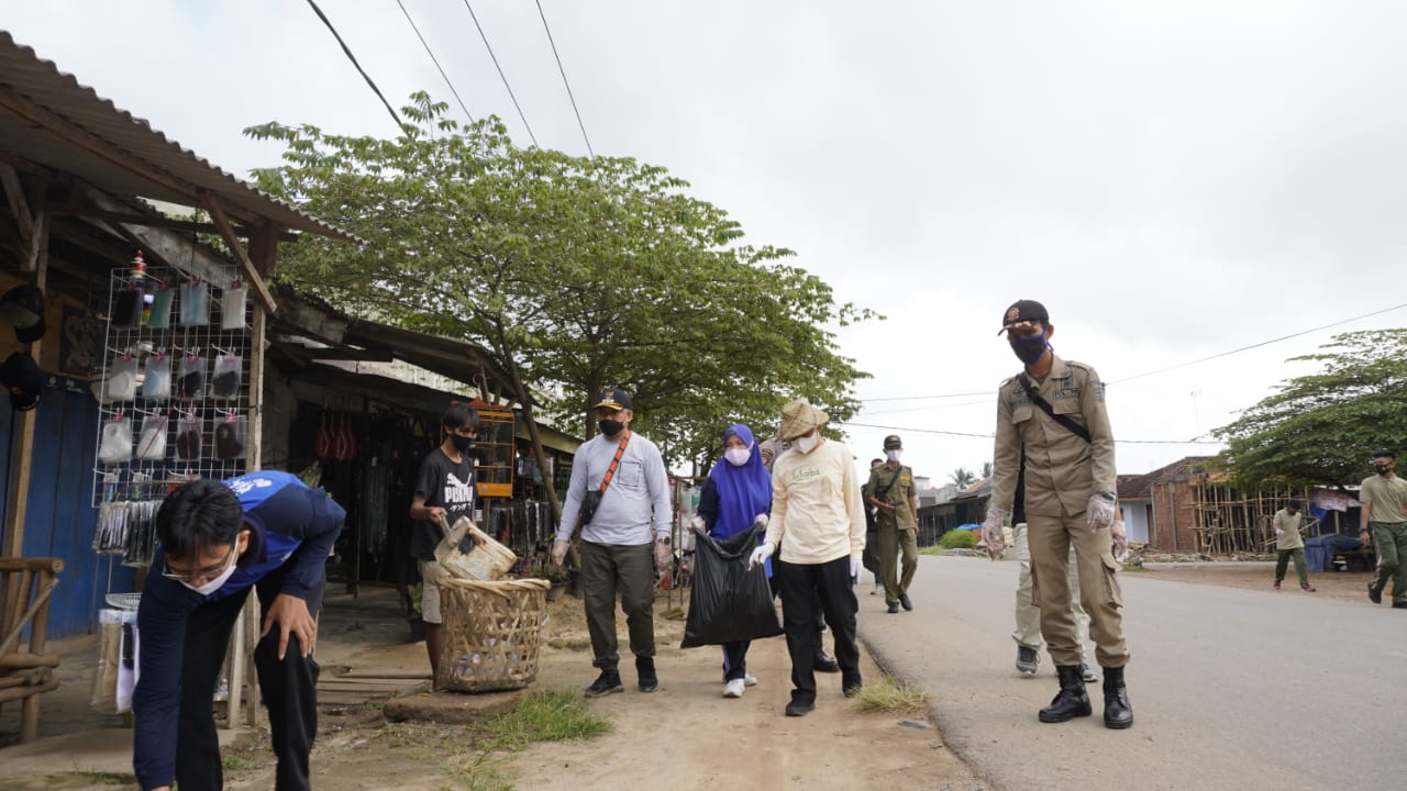 Memperingati Hari Peduli Sampah Nasional Bupati Tubaba Umar Ahmad, SP Melakasanakan Aksi Pungut Sampah