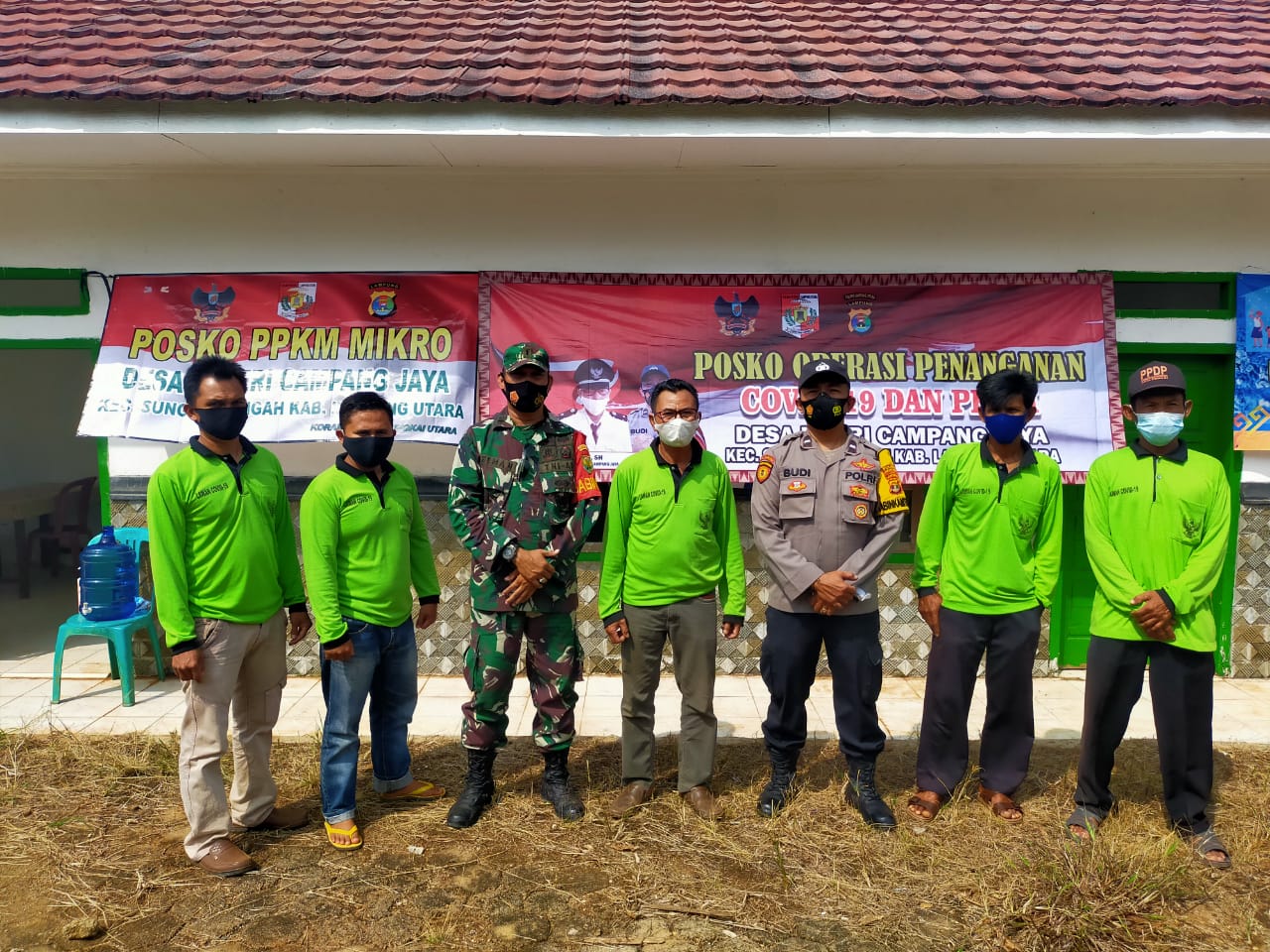 Kepala Desa Negeri Campang Jaya bagikan Ambal ke Masjid