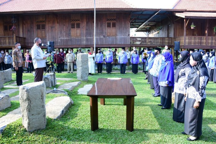 Bupati Tubaba Umar Ahmad SP Melantik Kepala Unit Pelaksana Teknis Sekolah TK, SD, SMP