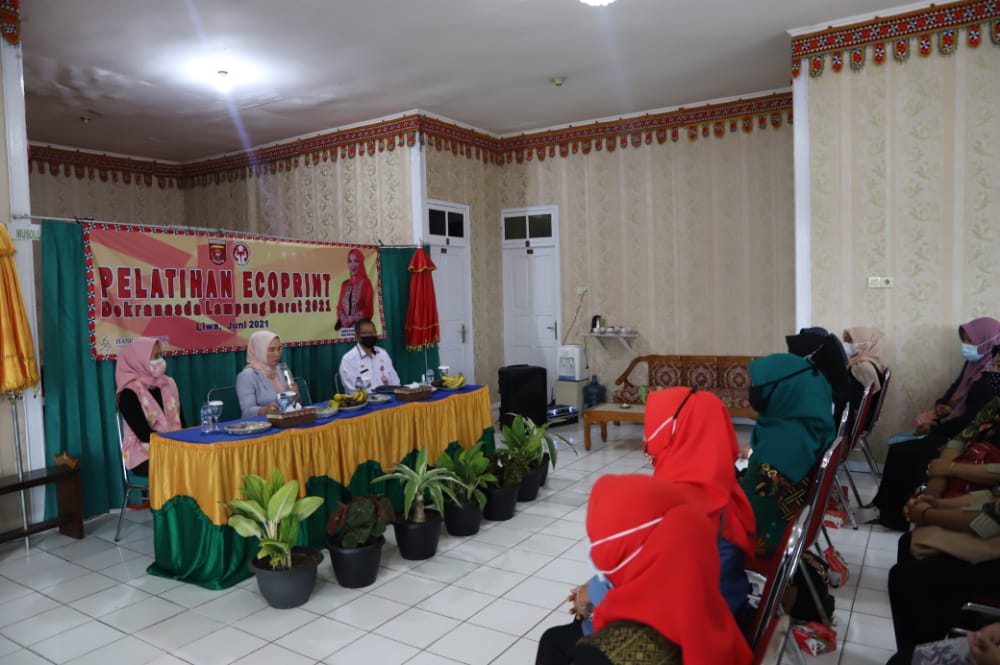 Pelatihan Ecoprint oleh Dewan Kerajinan Nasional (Dekranasda) Lampung Barat Tahun 2021