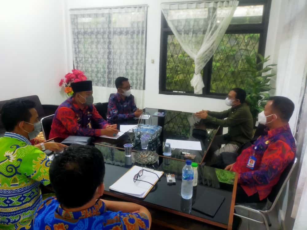 Camat Tbt Dan Kepalow Tiyuh Pulung Kencana Mengikuti Rapat Koordonasi Dalam Rangka Finalisasi Lomba Desa Tingkat Provinsi Lampung