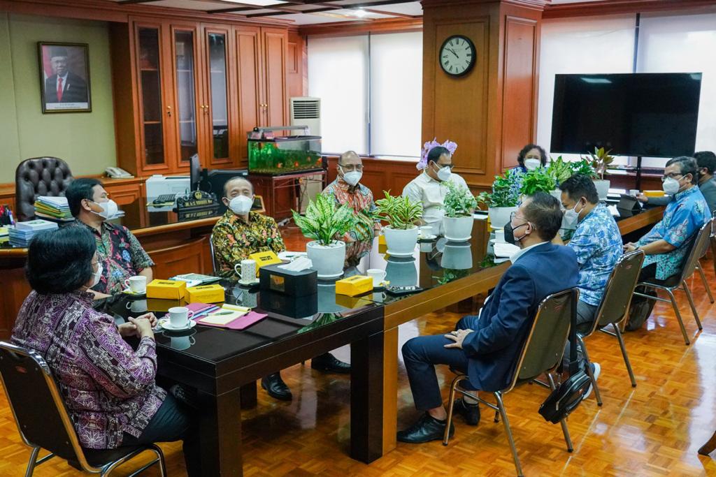 Menteri Lingkungan Hidup dan Kehutanan Siti Nurbaya berdiskusi dengan Ketua Panitia Peringatan Hari Pers Nasional (HPN) 2022