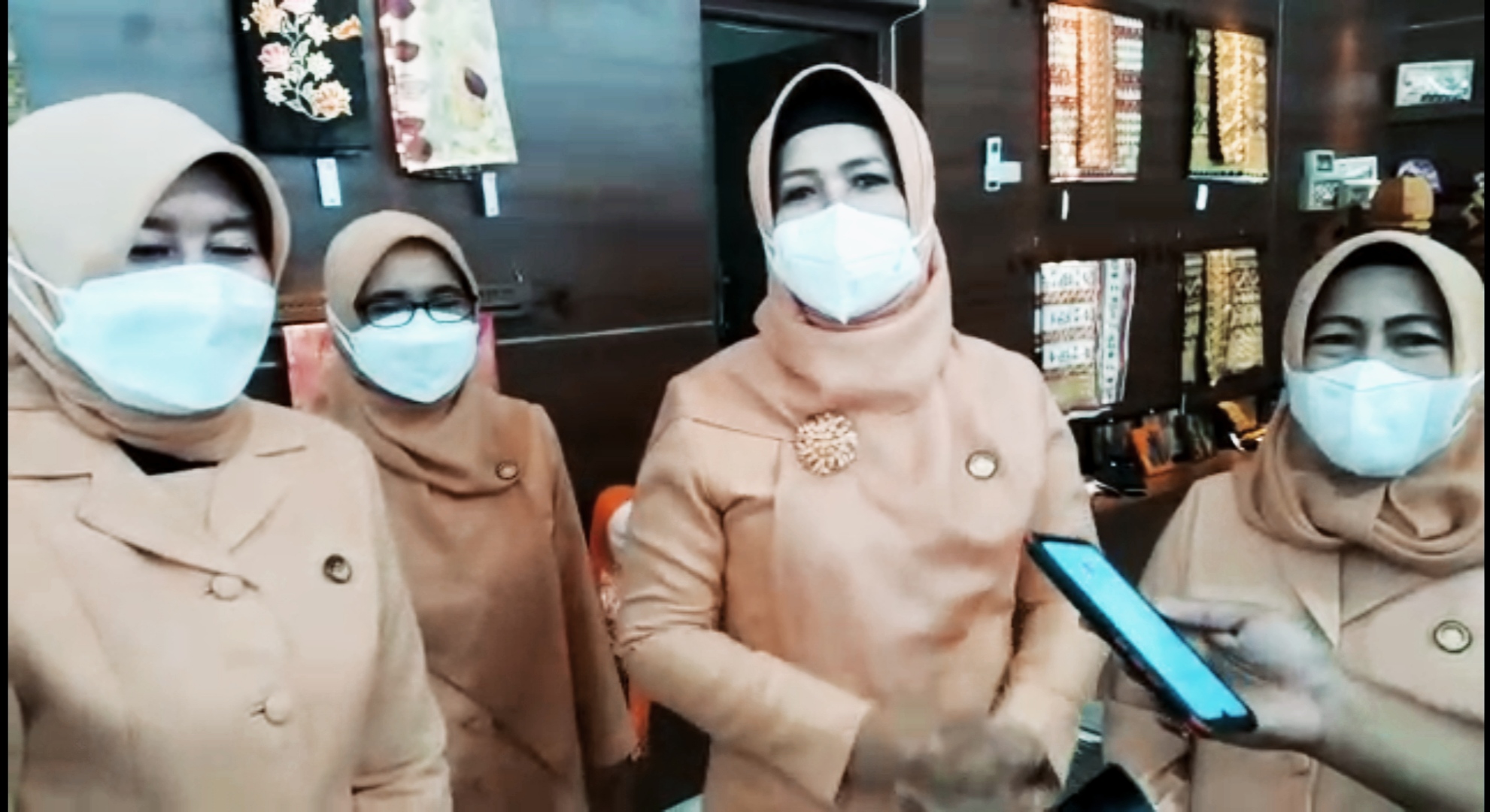 Pelatihan Konektor dan Masker di Deskranada Oleh PKK Kota Metro