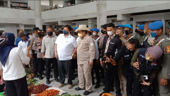 Menteri Koordinator bidang Perekonomian RI di dampingi Gubernur Lampung dan Bupati Umar Ahmad meresmikan Pasar Pulung Tulang Bawang Barat