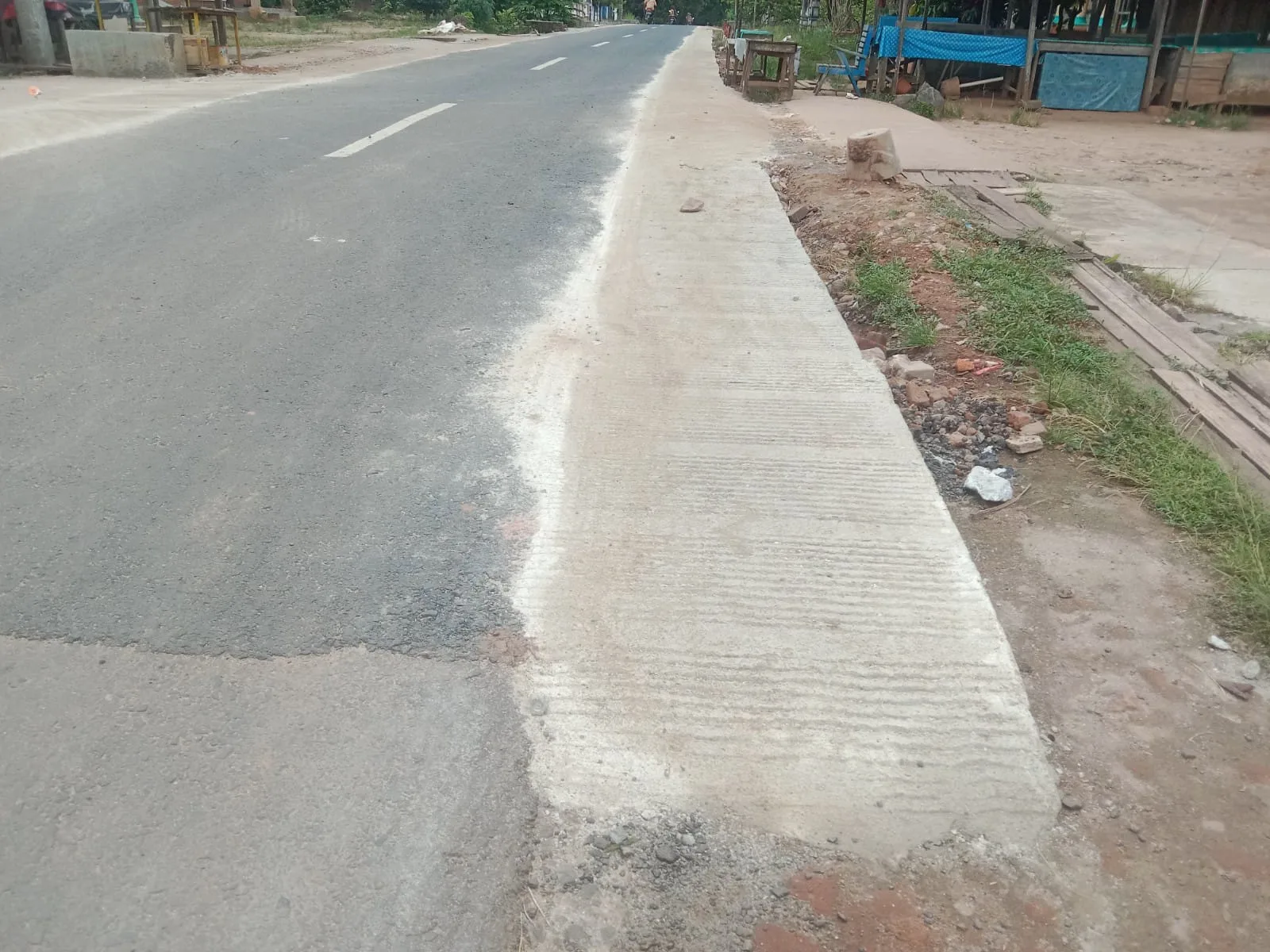 Proyek perbaikan jalan di Desa Swadaya, Kecamatan Pekalongan, Kabupaten Lampung Timur diduga tidak sesuai dengan spesifikasi