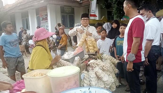 Wali Kota Metro, Wahdi Siradjuddin membagi-bagikan ratusan bungkus takjil secara gratis