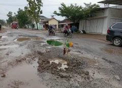 Kondisi Memprihatinkan, Ruas Jalan Budi Utomo Metro Selatan Sulit Dilintasi Akibat Lumpur Dalam
