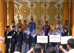 Wali Kota Metro Serahkan Dana Pembinaan Peserta MTQ, Dorong Kebangkitan Syiar Al-Qur’an di Kalangan Generasi Muda